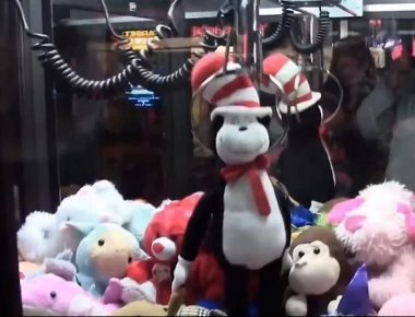 Ρόδος: Δείτε τη στιγμή που 6χρονο κοριτσάκι τρυπώνει μέσα στο μηχάνημα με τα κουκλάκια (βίντεο)